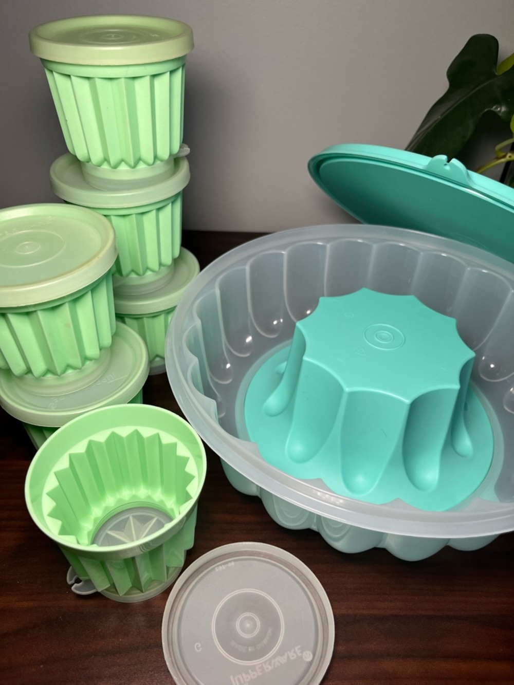 Iconic vintage Tupperware fluted Jello mold set with 6 individual mold. - Picture 12 of 15